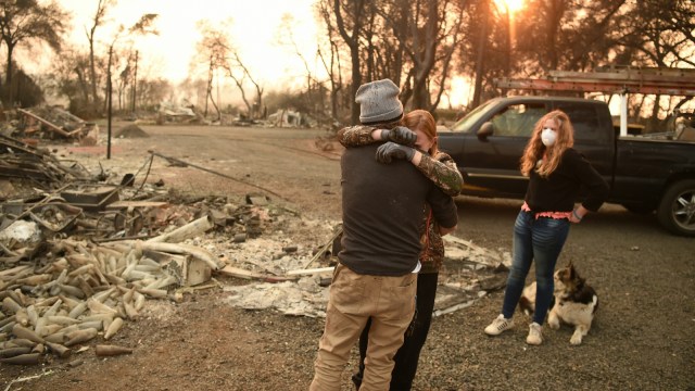 Warga korban kebakaran lahan di California AS melihat kondisi rumahnya. (Foto: AFP/JOSH EDELSON)