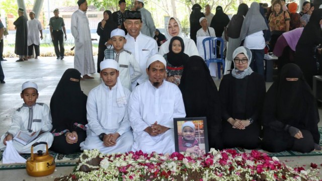 Keluarga Wiranto saat pemakaman cucu Ahmad Daniyal Alfatih di Karanganyar pada 16 November 2018 (Foto: Internet via Twitter @TogaMD)