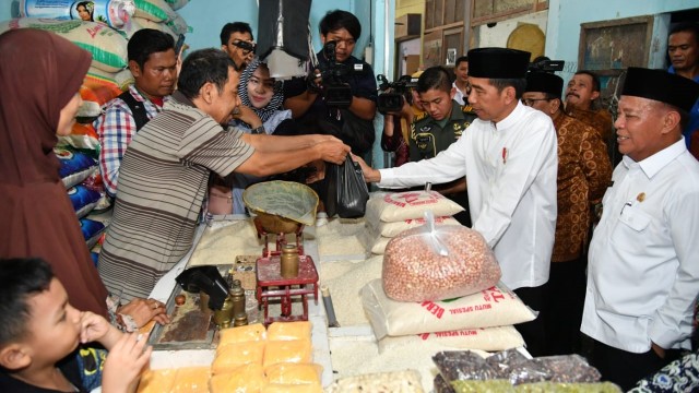 Jokowi di Pasar Sidoharjo, Lamongan, Jawa Timur (Foto: Dok. Biro Pers Setpers)