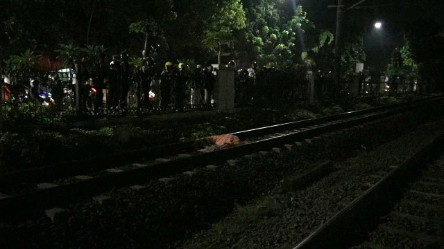 Seorang laki-laki tewas tertabrak kereta api. (Foto: Tama/kumparan)