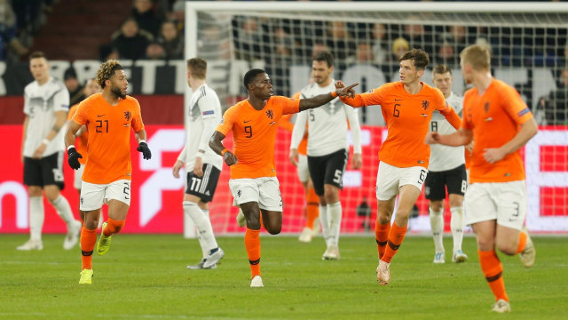 Para pemain Belanda merayakan gol. (Foto: REUTERS/Leon Kuegeler)