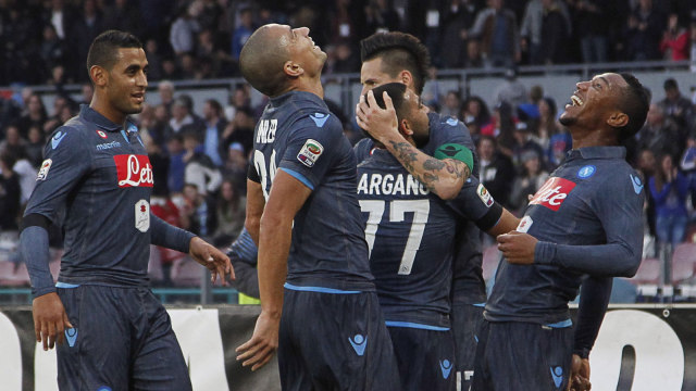 Saat De Guzman merayakan gol bersama pemain Napoli lain. (Foto: CARLO HERMANN / AFP)