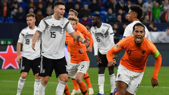 Virgil van Dijk (kanan) mencetak gol Timnas Belanda ke gawang Jerman. (Foto: John Macdougall/AFP)