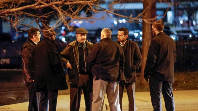 Personel penegak hukum menyelidiki daerah di luar Rumah Sakit Chicago Mercy di mana seorang pria bersenjata melakukan penembakan di Chicago. (Foto: AFP PHOTO/Kamil Krzaczynski)