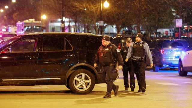 Petugas Polisi Chicago memantau area di luar Rumah Sakit Chicago Mercy di mana seorang pria bersenjata melakukan penembakan di Chicago. (Foto: AFP PHOTO/Kamil Krzaczynski)
