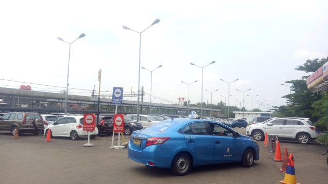 Parkiran resmi stasiun Rawa Buntu di Tangerang. (Foto: Adim Mugni/kumparan)