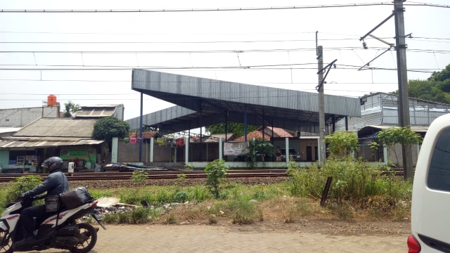 Parkira rossi motor dan mobil, samping stasiun rawa buntu (Foto: Adim Mugni/kumparan)