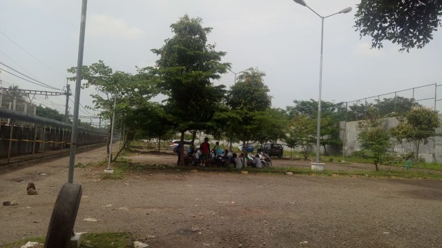 Parkiran resmi stasiun Rawa Buntu di Tangerang, (Foto: Adim Mugni/kumparan)