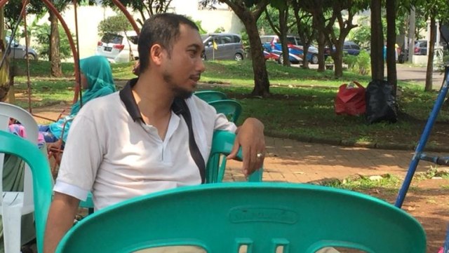 Nasrul adik almarhum Dufi di rumah duka di Tangerang. (Foto: Raga Imam/kumparan)