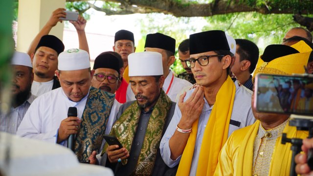 Cawapres nomor urut 2 Sandiaga Uno berkunjung ke lokasi Makam Sultan Iskandar Muda di Banda Aceh, Selasa (20/11/2018).  (Foto: Zuhri Noviandi/kumparan)