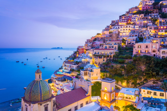 Indahnya panorama senja di Pesisir Amalfi (Foto: Shutter Stock)