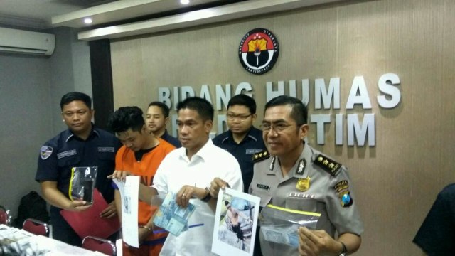 Angggota Subdit Siber Ditreskrimsus Polda Jatim mengamankan seorang pria gigolo khusus kaum gay bernama Supriyadi alias Andre (29). (Foto: Phaksy Sukowati/kumparan)