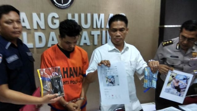 Angggota Subdit Siber Ditreskrimsus Polda Jatim mengamankan seorang pria gigolo khusus kaum gay bernama Supriyadi alias Andre (29). (Foto: Phaksy Sukowati/kumparan)