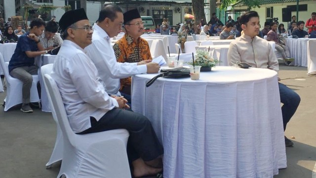 Waketum DMI Syafrudin (kedua kiri) di acara launching Isyef (Indonesia Islamic Youth Economy Forum) di Masjid Cut Meutya, Jakarta Pusat, Selasa (20/11) (Foto: Rafyq Panjaitan/kumparan)