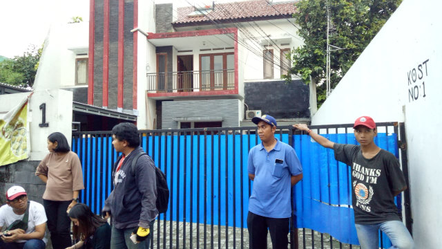 Suasana lokasi pembunuhan di kos-kosan Mampang, Jakarta Selatan, Selasa (20/11/2018). (Foto: Ferio Pristiawan/kumparan)