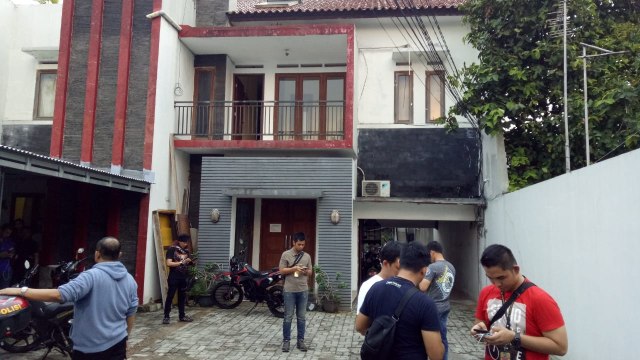 Suasana lokasi pembunuhan di kos-kosan Mampang, Jakarta Selatan, Selasa (20/11/2018). (Foto: Ferio Pristiawan/kumparan)