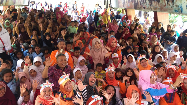 Antusiasme para peserta di Festival Dongeng Lombok 2018 foto bersama Ibu Gubernur NTB.
 (Foto: Fina Prichilia/kumparan)