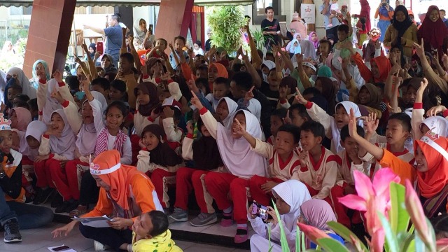 Antusiasme anak-anak saat mendengar dongeng di Festival Dongeng Lombok 2018. (Foto: Fina Prichilia/kumparan)
