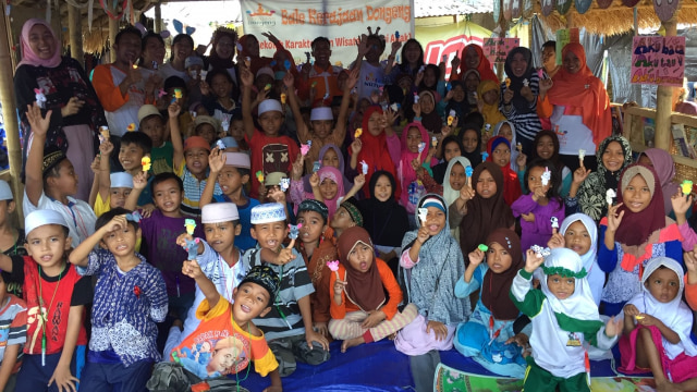 Foto bersama para anak-anak pengungsi dan pendongeng Bintang Nutricia di Bale Kerajaan Dongeng. (Foto: Fina Prichilia/kumparan)