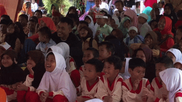 Antusiasme anak-anak mendengar dongeng di Festival Dongeng Lombok 2018. (Foto: Fina Prichilia/kumparan )