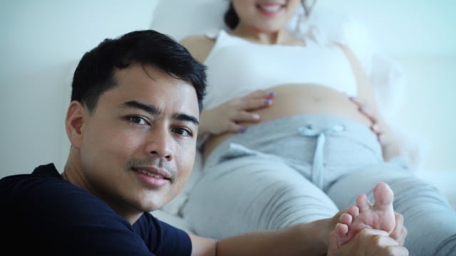Suami atau calon ayah juga perlu mengikuti kelas pranatal (Foto: Shutterstock)
