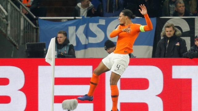 Virgil van Dijk saat merayakan gol ke gawang Jerman. (Foto: REUTERS/Leon Kuegeler)