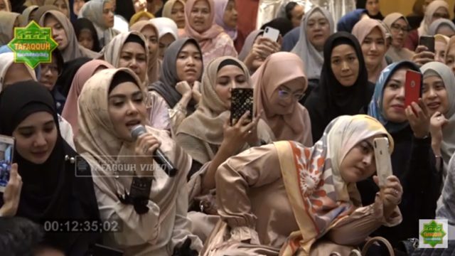 Syahrini konsultasi ke Ustaz Abdul Somad. (Foto: YouTube/Tafaqquh Video)