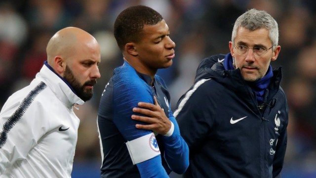 Mbappe mengalami cedera di bahunya. Foto: REUTERS/Charles Platiau