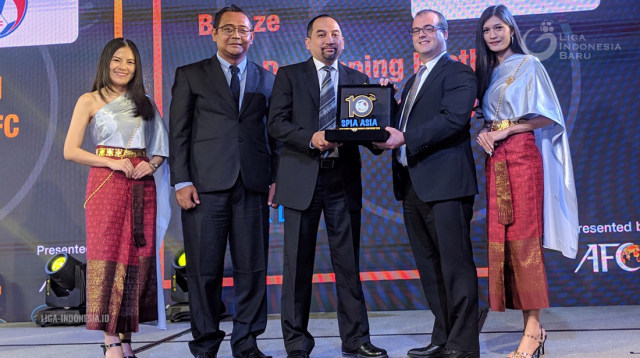 CEO PT Liga Indonesia Baru (LIB), Risha Adi Wijaya (Ketiga dari kiri), menerima penghargaan Liga 1 sebagai kompetisi paling berkembang ketiga di Asia. Foto: Dok. PT LIB