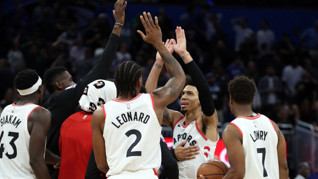 Para pemain Toronto Raptors meryakan poin yang dicetak oleh Danny Green. (Foto: Kim Klement-USA TODAY Sports via Reuters)