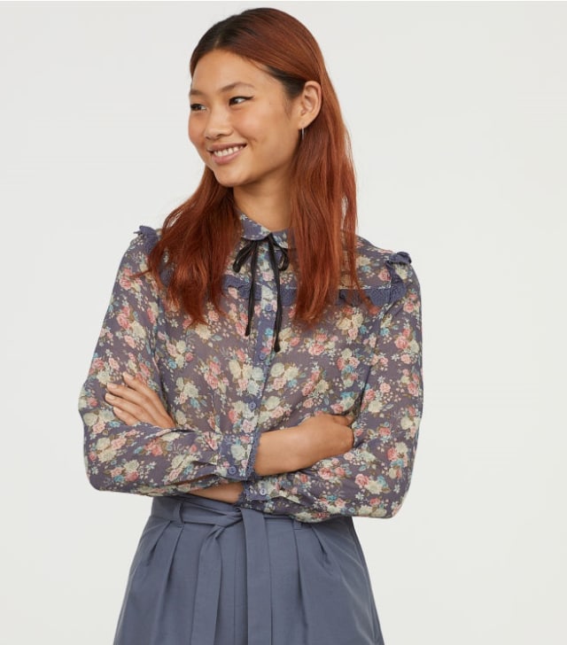 H&M - Floral Blouse with Ties (Foto: dok. H&M)