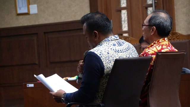Irvanto dan Made Oka Masagung menjalani sidang pledoi di Pengadilan Tipikor, Jakarta, Rabu (21/11).
 (Foto: Fanny Kusumawardhani/kumparan)