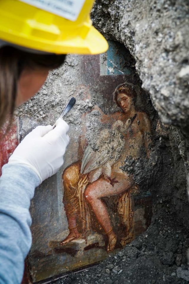 Lukisan erotis yang baru ditemukan di Pompeii (Foto: Cesare Abbate/Pompeii Sites)