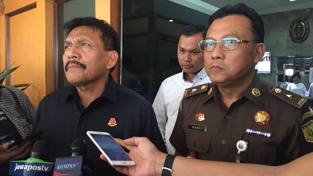 Direktur Pertimbangan Hukum Yogi Hasibuan (kiri) dan Kepala Pusat Penerangan Hukum Mukri (kanan). (Foto: Darin Atiandina/kumparan)