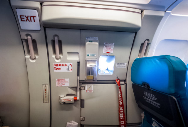 Ilustrasi pintu darurat di pesawat (Foto: Shutter Stock)