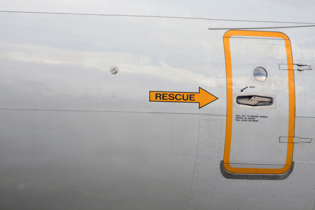 Pintu darurat di pesawat yang tampak dari luar (Foto: Shutter Stock)