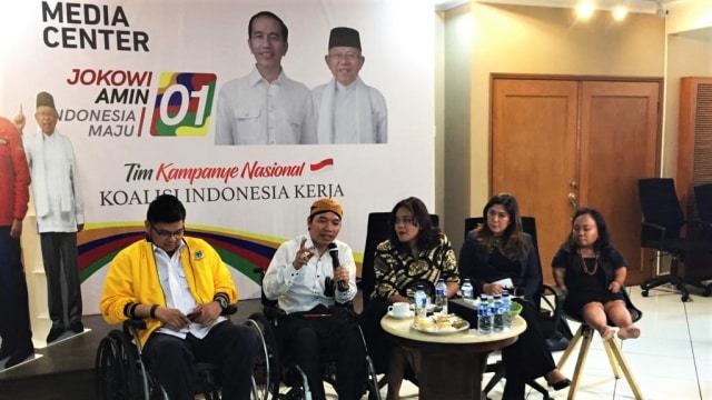 FGD "Kesetaraan Akses bagi Penyandang Disabilitas", bersama (kiri) Ardima Rama (Caleg DPR RI), Sunarman Sukanto (KSP), Yustitia Arif, Meutya Hafid, Anggiasari (Caleg DPR RI). (Foto: Rafyq Panjaitan/kumparan)