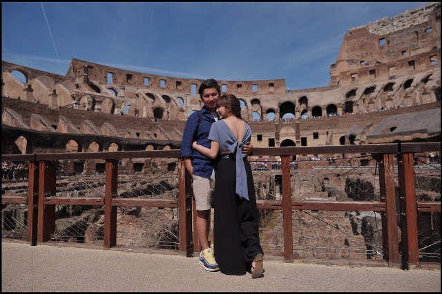 Gading dan Gisel berpose mesra di depan Colosseum, Italia (Foto: Instagram/@gadiiing)