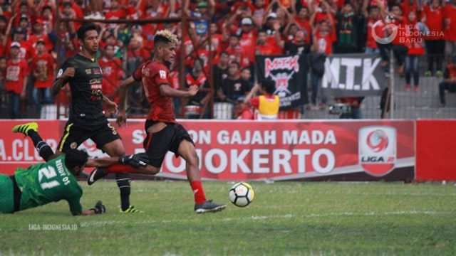 Laga PS Mojokerto Putra vs Semen Padang di babak 8 besar Liga 2 (Foto: Dok. PT LIB)