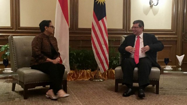 Menteri Retno bersama dengan Menlu Malaysia Dato Saifuddin memimpin Pertemuan Joint Commission for Bilateral Cooperation (JCBC) ke-16 di Kuala Lumpur, Rabu (21/11). (Foto: Rizki Baiquni/kumparan)