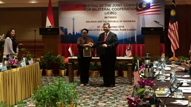 Menteri Retno bersama dengan Menlu Malaysia Dato Saifuddin memimpin Pertemuan Joint Commission for Bilateral Cooperation (JCBC) ke-16 di Kuala Lumpur, Rabu (21/11). (Foto: Rizki Baiquni/kumparan)