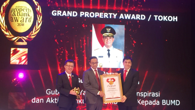 Gubernur DKI Jakarta, Anies Baswedan mendapat Grand Property Award pada malam apresiasi Indonesia Property and Bank Award XIII Tahun 2018 di Hotel Mulia, Jakarta Pusat, Rabu (21/11). (Foto: Moh Fajri/kumparan)
