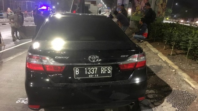 Kecelakaan mobil berplat nomor B 1337 RFS, menabrak pembatas jalan di depan Pura Jl. A. Yani, Jakarta, Rabu (21/11). (Foto: Twitter @TMCPoldaMetro)