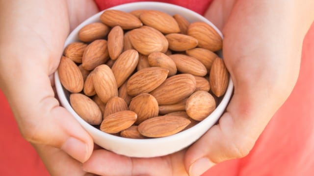 Bila ingin ASI perah Anda melimpah, coba konsumsi kacang almond (Foto: Shutterstock)