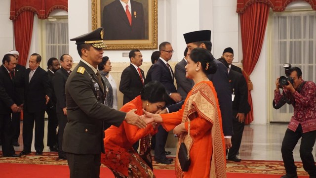 Presiden Joko Widodo bersalaman dengan Jenderal TNI Andika Perkasa. (Foto: Yudhistira Amran Saleh/kumparan)