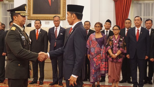 Presiden Joko Widodo bersalaman dengan Jenderal TNI Andika Perkasa. (Foto: Yudhistira Amran Saleh/kumparan)