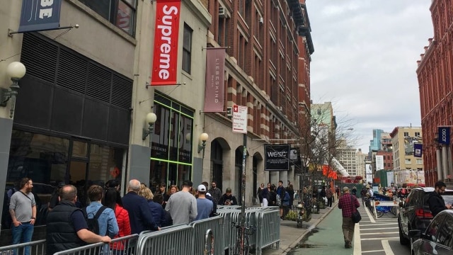 Antrean di depan toko Supreme, merek streetwear hypebeast ternama, di New York. (Foto: Instagram @matthewmke)