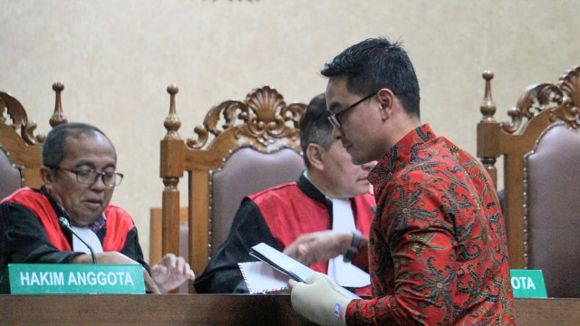 Terdakwa kasus korupsi proyek infrastruktur Provinsi Jambi Zumi Zola dalam sidang pembacaan pleidoi di Pengadilan Tipikor, Jakarta, Kamis (22/11). (Foto: Nugroho Sejati/kumparan)