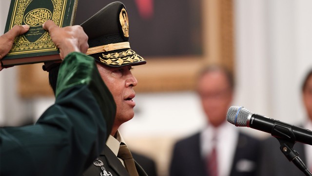 Pejabat baru Kepala Staf Angkatan Darat (KSAD) Letjen TNI Andika Perkasa melakukan prosesi pengucapan sumpah. (Foto: ANTARA FOTO/Wahyu Putro A)