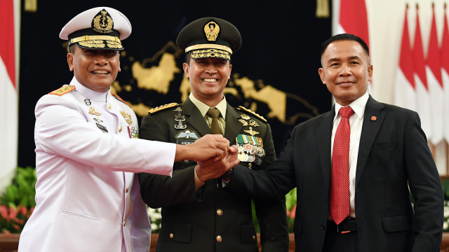 Jenderal TNI Andika Perkasa (tengah), Dankormar Mayjen TNI (Mar) Bambang Suswantono (kiri) dan Danpaspampres Mayjen TNI Suhartono. (Foto: ANTARA FOTO/Wahyu Putro A)
